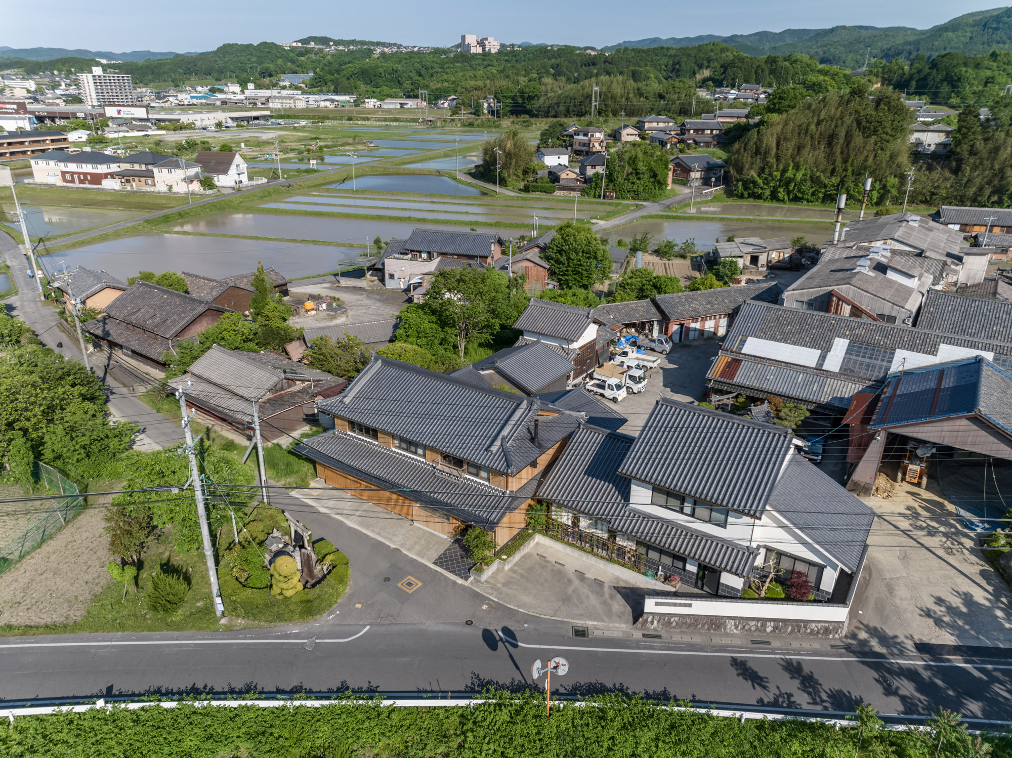 名張の田園風景の中に建つ民家