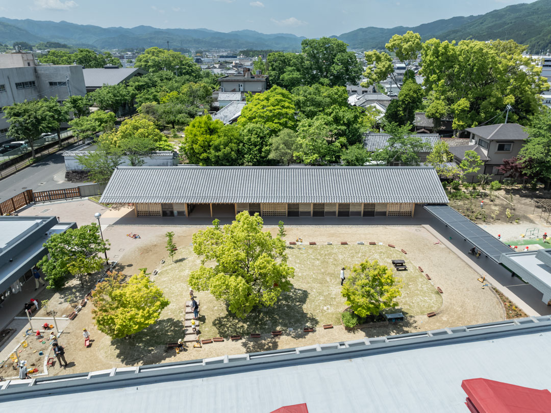 全景　奥に隣接する建物は名張藤堂家屋敷跡