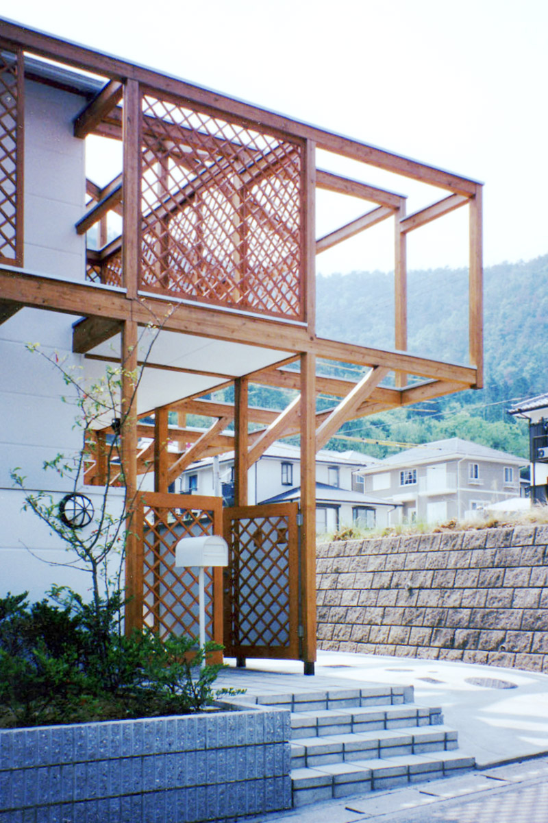 Woman's House in Gifu House with terrace of floating semi-outdoor spaces