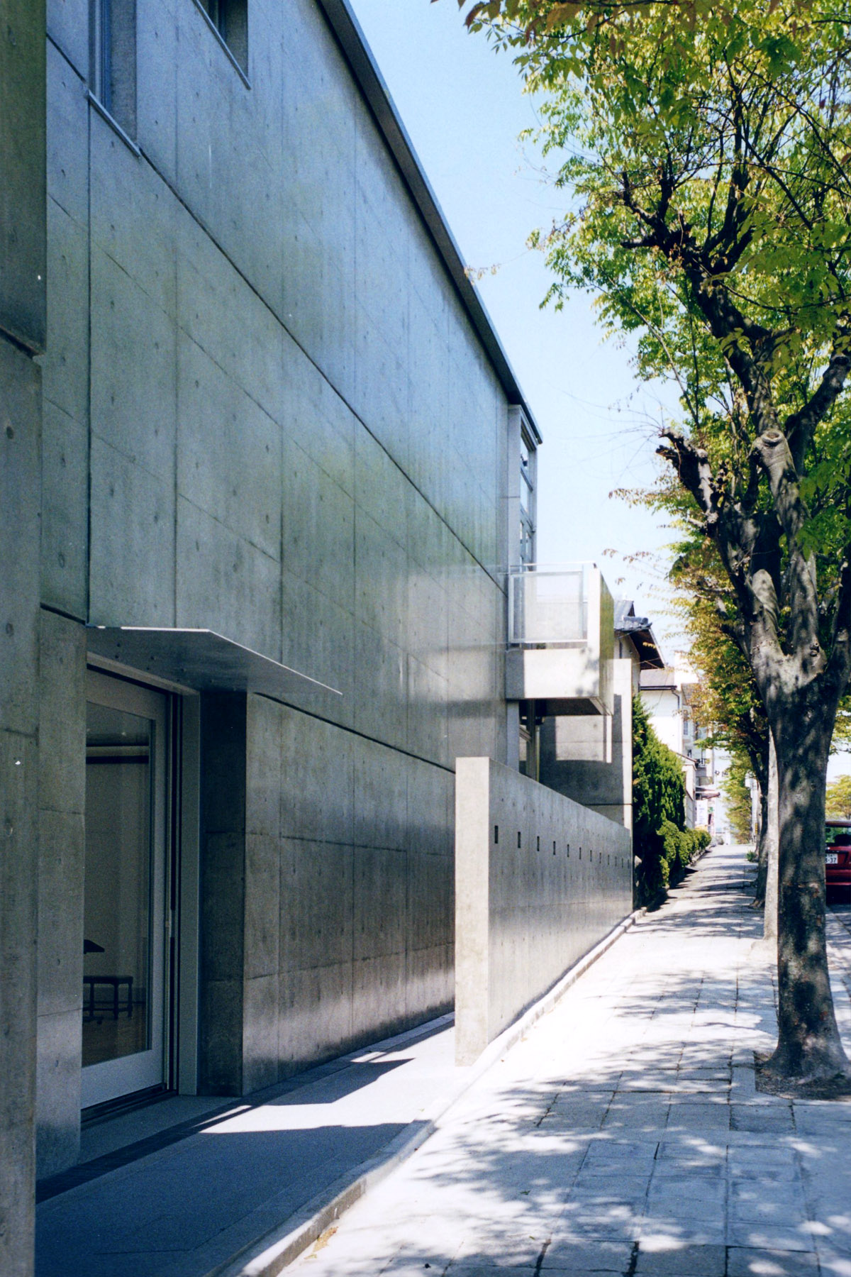 歩道から建物を望む