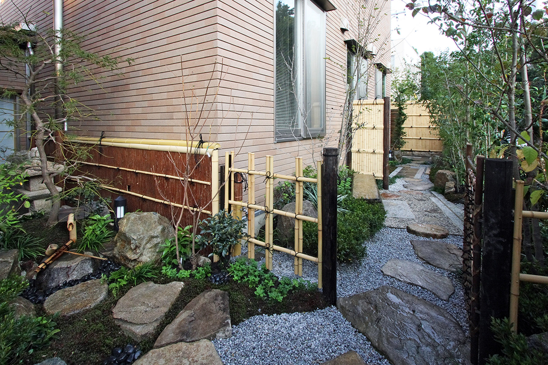 Sakura Sogo Law Office Large glass openings to bring in the greenery at the back of the house and the tea room.