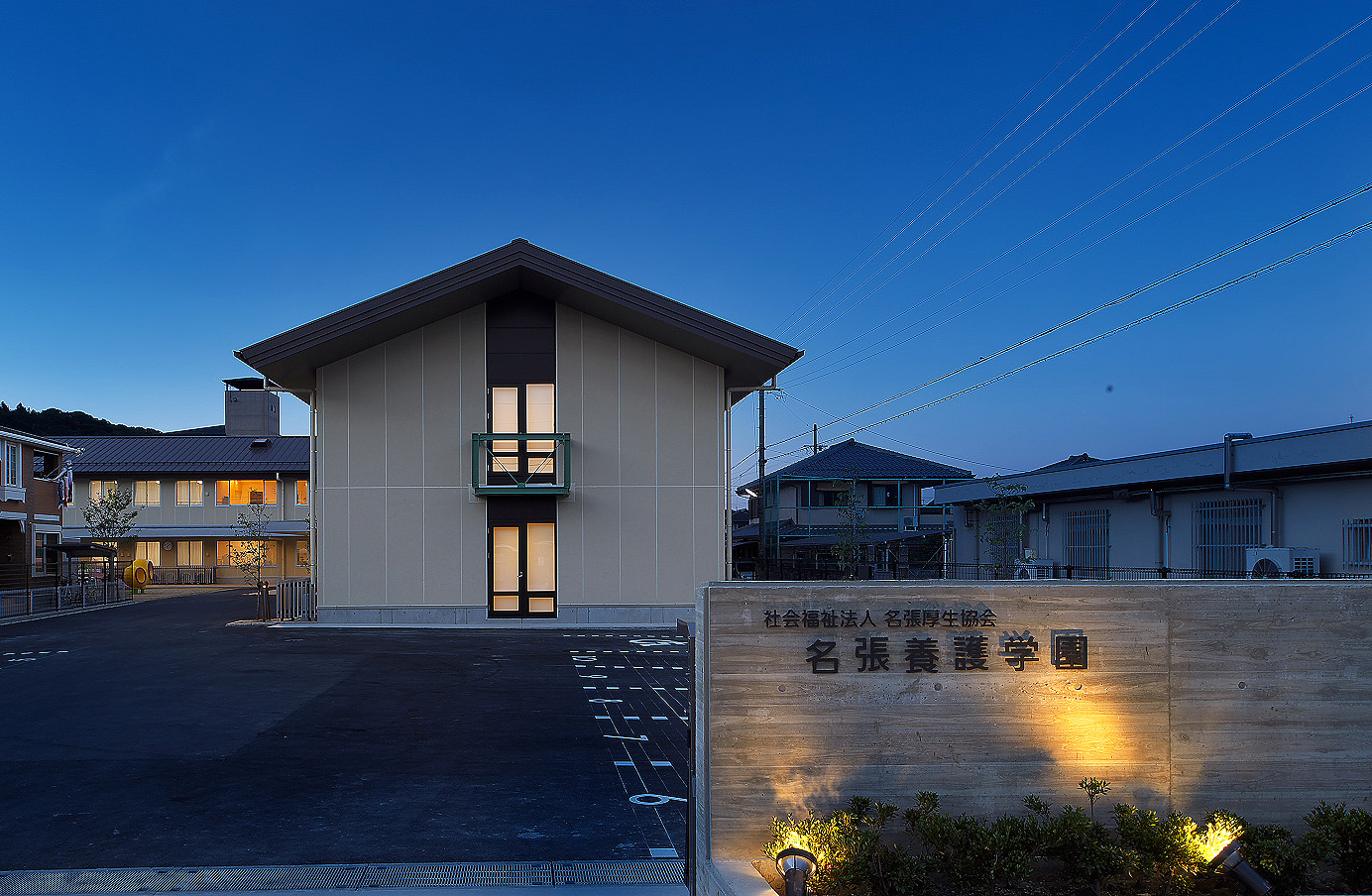 切妻の大屋根が建物全体を覆い、大屋根の家であることを表現している