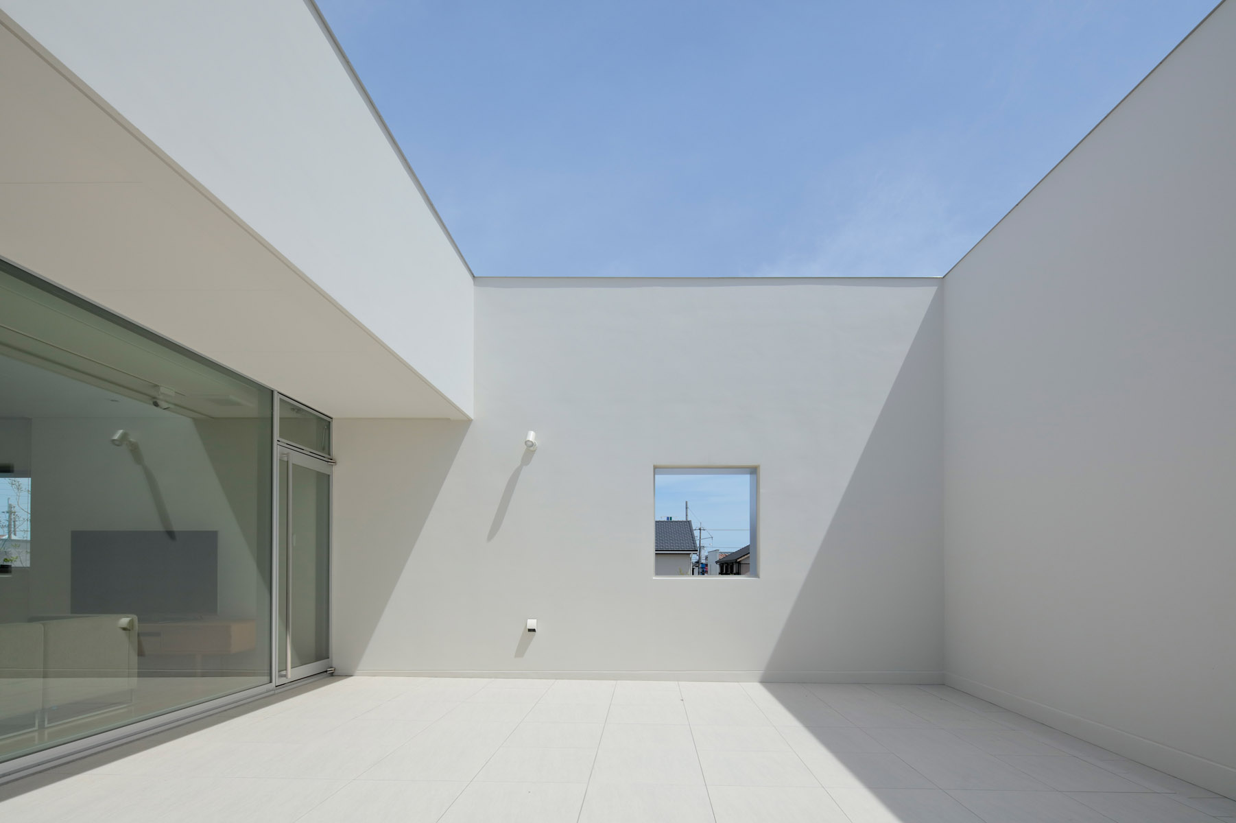 T. Clinic Space enclosed yet open, the building and plantings merge.