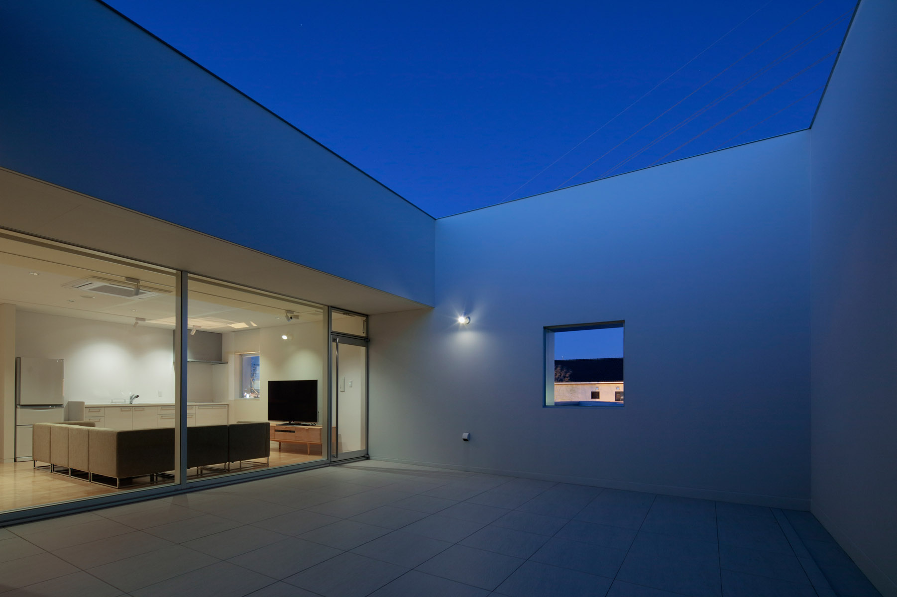 T. Clinic Space enclosed yet open, the building and plantings merge.