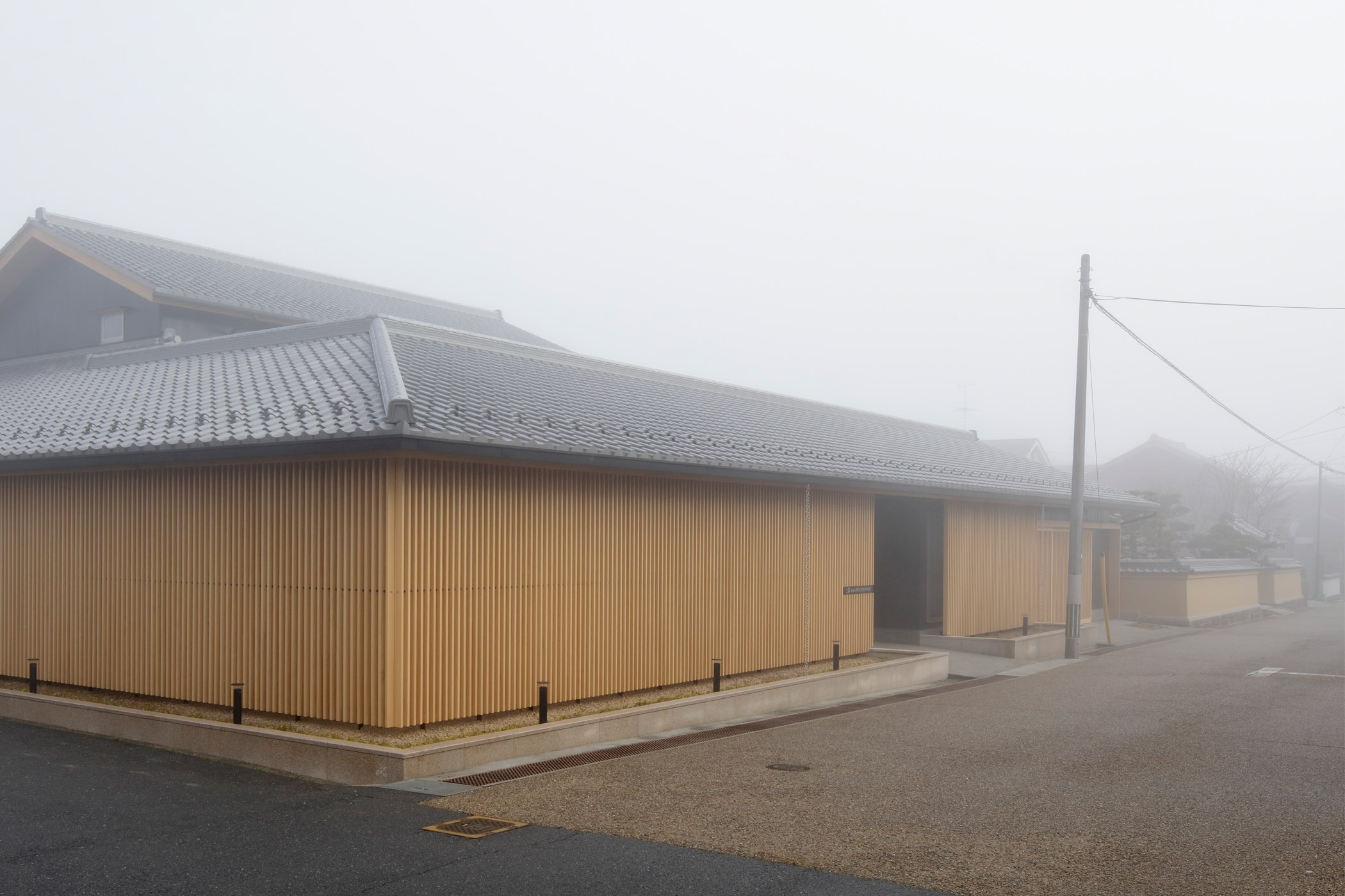 霧につつまれ過去と現代の時間を超えて風景と同化